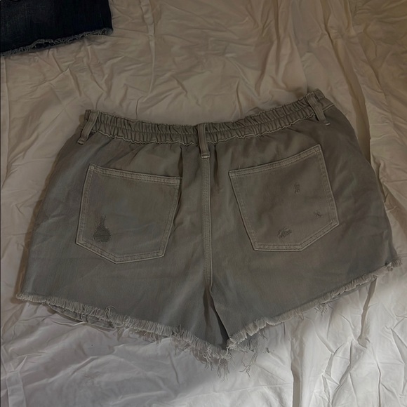 NWT Aerie Women's Distressed Gray Denim Shorts - Large - Picture 3 of 4